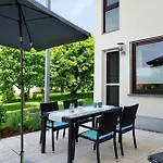 Mit Terrasse