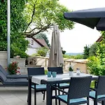 Mit Terrasse *