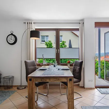 Mit Terrasse