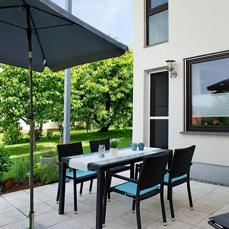 Mit Terrasse