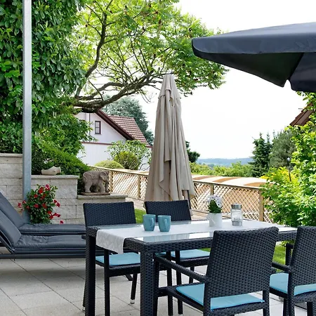 Mit Terrasse *